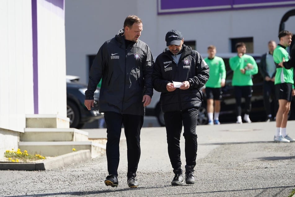 Die Interimstrainer Enrico Kern (47, l.) und Khvicha Shubitidze (51) bereiteten das Team am Montag auf das Auswärtsspiel in Regensburg vor.