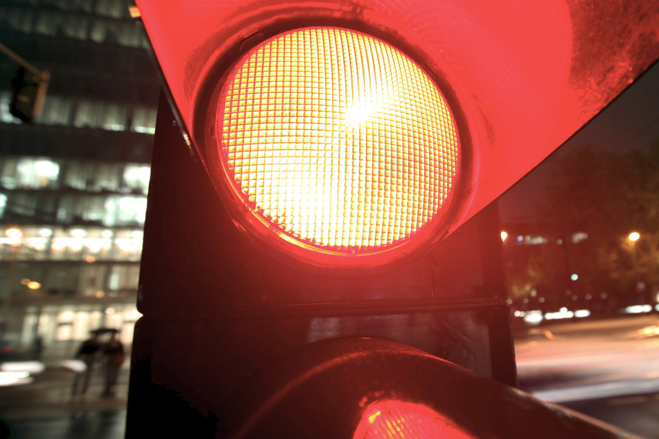 Der Mann nutzte den Halt an der roten Ampel für eine kleine Fitnesseinheit. (Symbolbild)