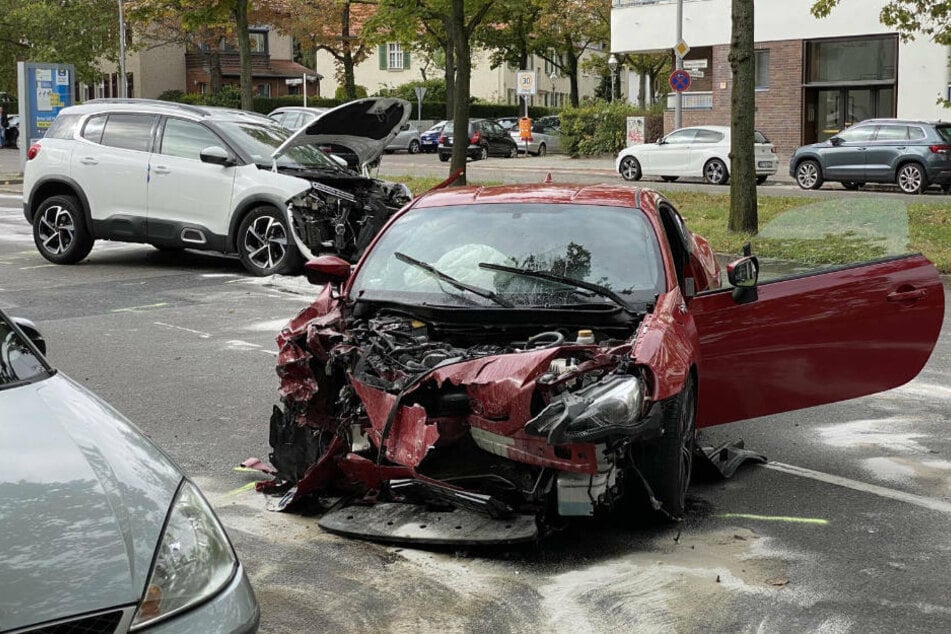 Ein roter Sportflitzer ist am Sonntagmittag in Berlin-Wilmersdorf mit einem weißen SUV zusammengekracht. Dabei wurde der 28-jährige Sportwagenfahrer schwer verletzt.