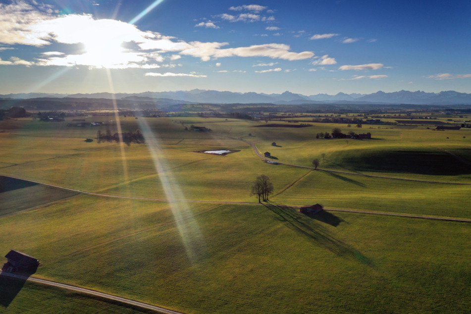 Je näher die Alpen, desto wärmer die Sonne. In den Alpen mit bis zu 12 Grad. (Archiv)