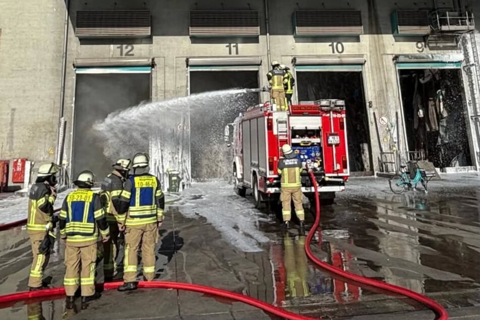Rund zehn Stunden war die Feuerwehr mit den Löscharbeiten beschäftigt.