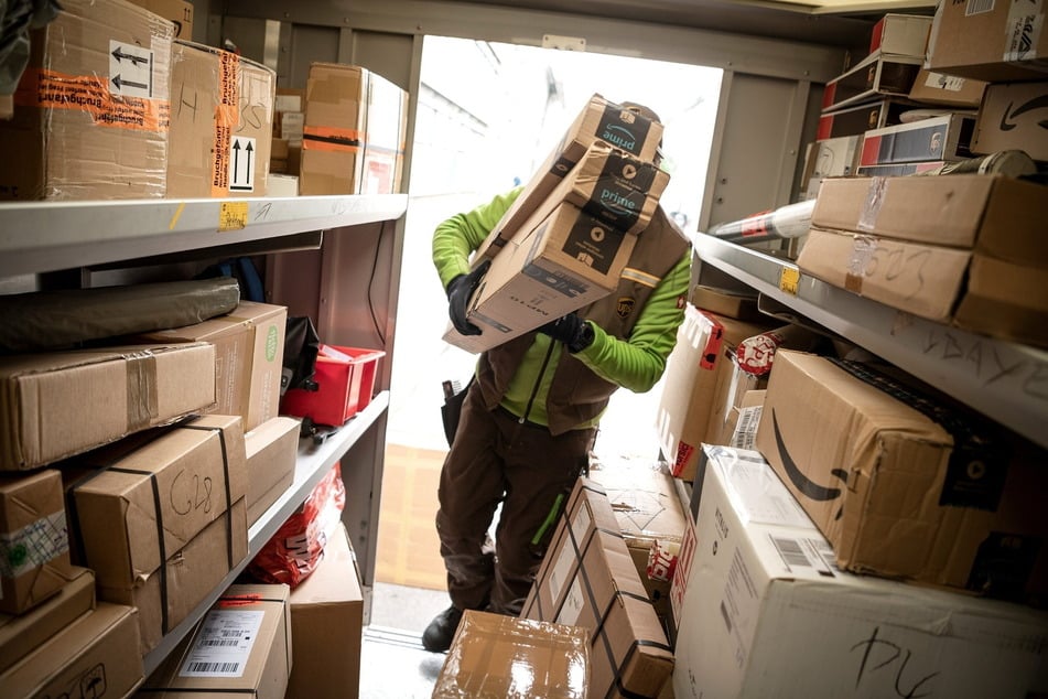 Ein Paketbote von UPS lädt Pakete in einen Transporter. Ein Kollege in Sachsen muss sich demnächst wegen gewerbsmäßigen Diebstahls verantworten.