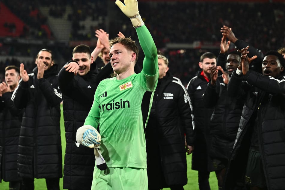 Matheo Raab (vorn) hat seiner Mannschaft mit einer Glanzparade drei wichtige Punkte in Freiburg gerettet.