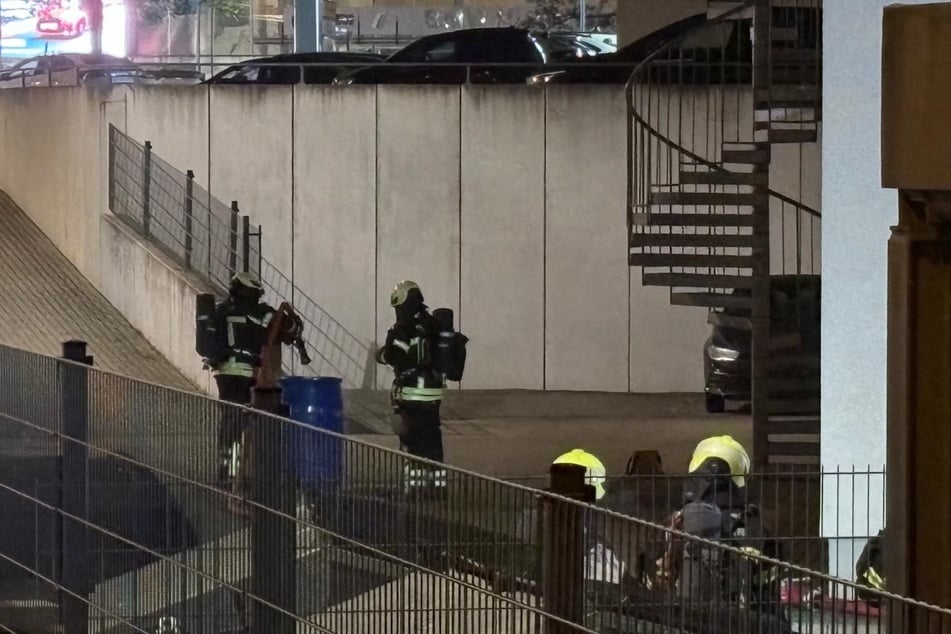 Grund waren offenbar verschiedene Chemikalien, die in diesem Fass miteinander reagiert hatten.