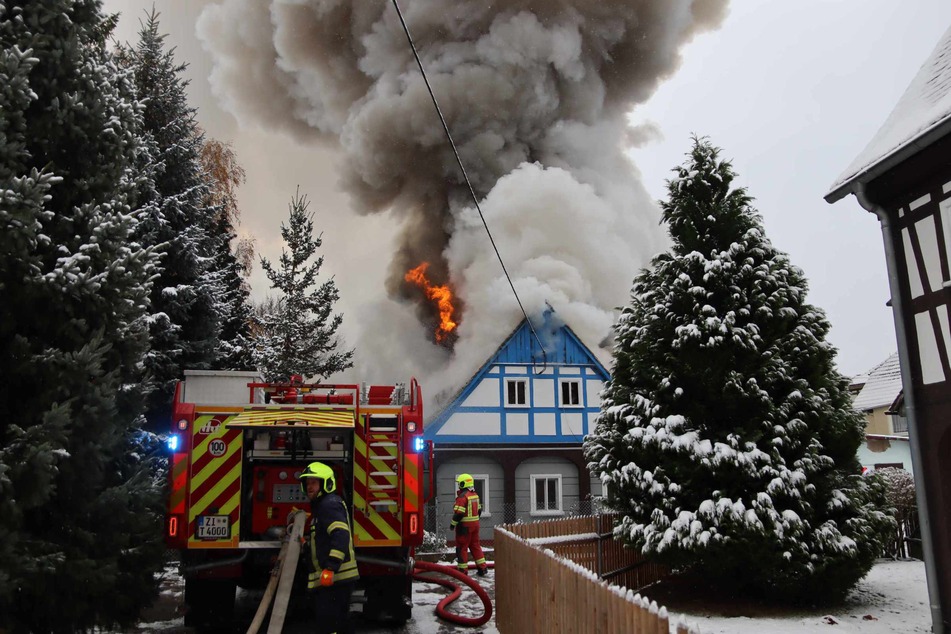 Die Flammen brachen am Sonntagmorgen in einem Haus an der Kirchstraße in Großschönau aus.