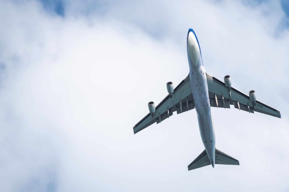 Seine Familie wartete am Flughafen: Passagiere wegen Sex im Flieger festgenommen
