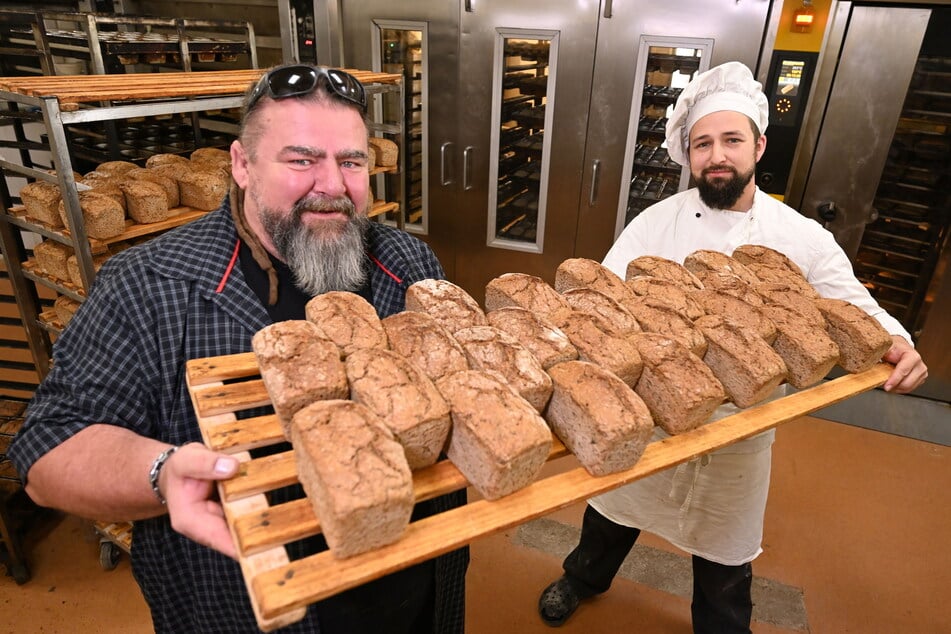 Bäckermeister Michael Eichler (53) und Bäckermeister Maximilian Hochmuth (28) mit ihren selbstgebackenen Bio-Broten.