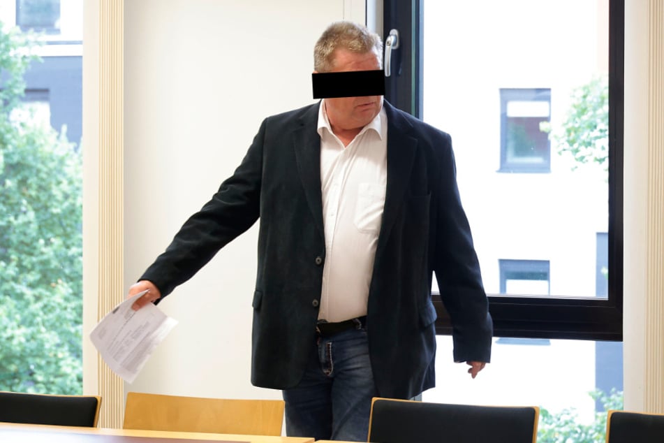 Der Angeklagte Ronald M. (60) beim Prozessauftakt am Amtsgericht Chemnitz.