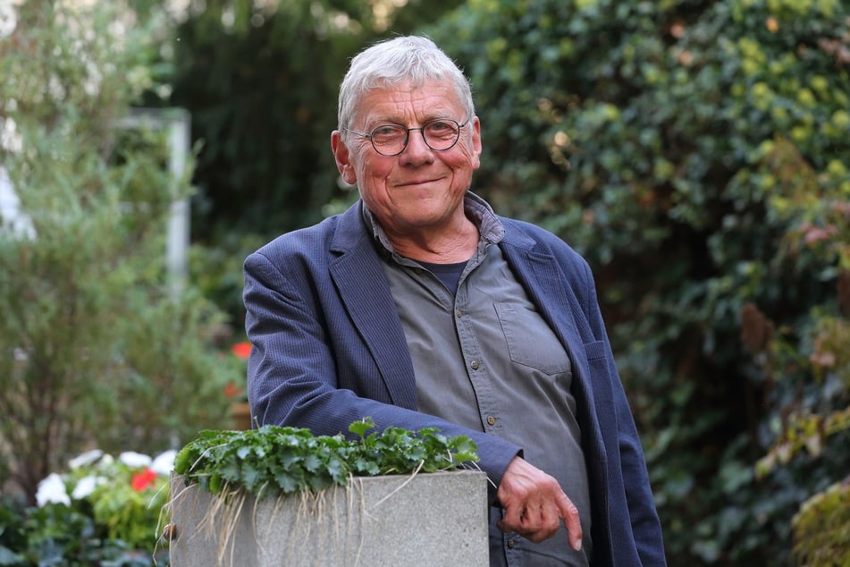 Hans-Peter Lühr (75) im Garten der Kunstausstellung Kühl anlässlich einer Ausstellungseröffnung.
