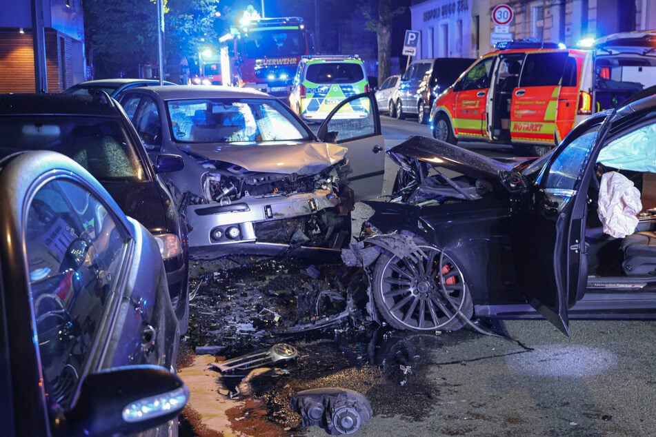 Bei einem Unfall auf der "Schwarzbach" in Wuppertal erlitten zwei Autofahrer lebensgefährliche Verletzungen.