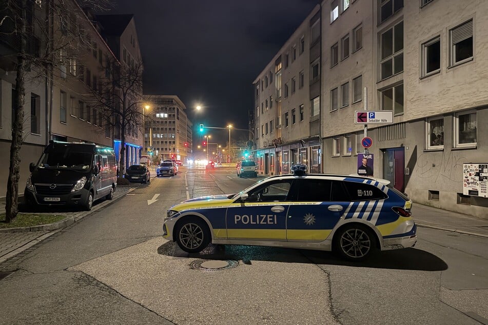 Die Polizei sperrte die Straße während des Einsatzes für den Verkehr.