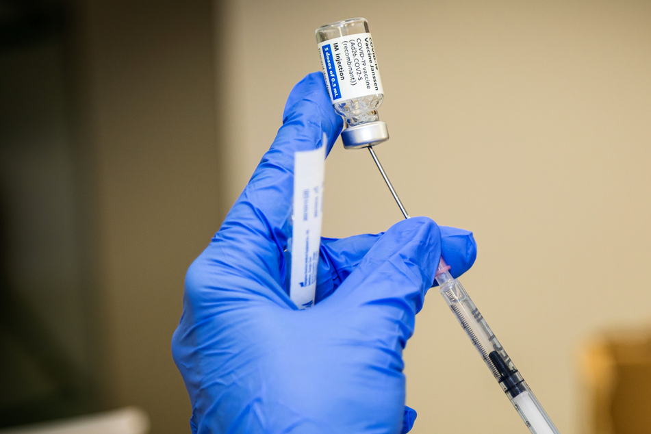 Ein Mitarbeiter des Gesundheitswesens zieht eine Spritze mit einer Dosis des Corona-Impfstoffs von Johnson &amp; Johnson auf.