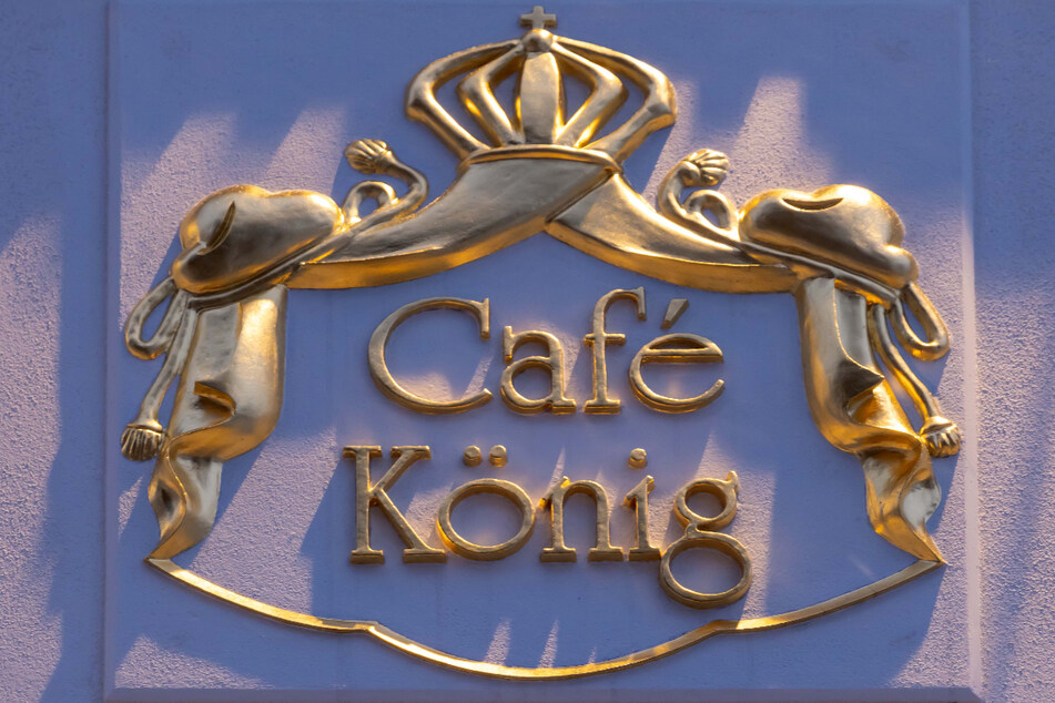 So sehen Sieger aus: Passend zur Auszeichnung erstrahlt der Name des Cafés in goldenen Lettern.