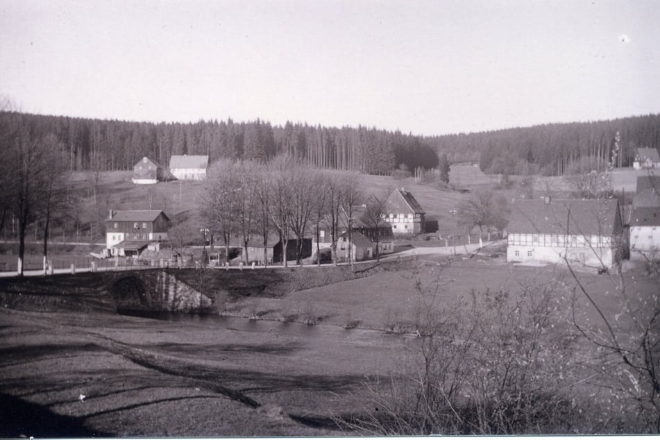 Das alte Dorf Steinbrückmühle ging ab 1927 in den Fluten der Talsperre Lehnmühle unter, die 1931 in Betrieb ging.