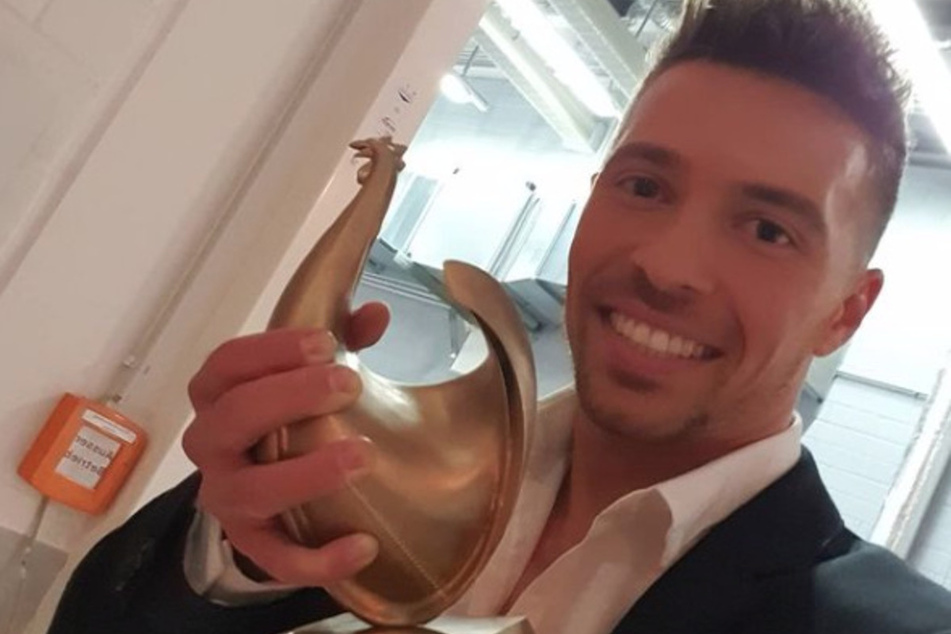 Am 30. Oktober bekam Ramon den Publikumspreis "Goldene Henne" verliehen. Eine Riesen-Ehre für den Sänger!