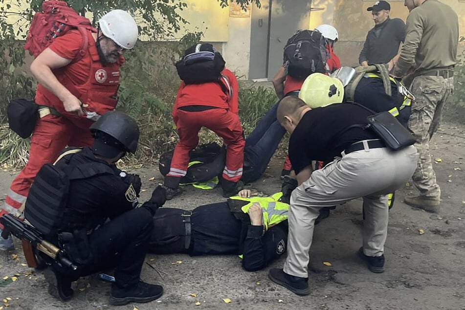 Sanitäter leisten Erste Hilfe für einen verletzten Rettungsdienst-Mitarbeiter.