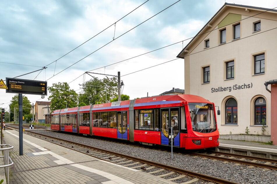 Eine City-Bahn vorm Stollberger Bahnhof. In Zukunft soll es eine Direktverbindung von Chemnitz geben.