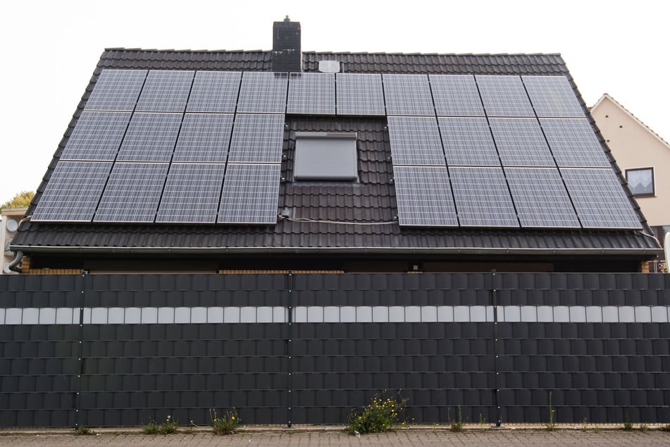 Die Grünen in Sachsen-Anhalt wollen eine Solarpflicht für Neubauten. (Symbolbild)