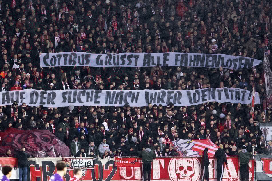 Dieses Spruchband im Cottbus-Block provozierte die Auer Anhänger.