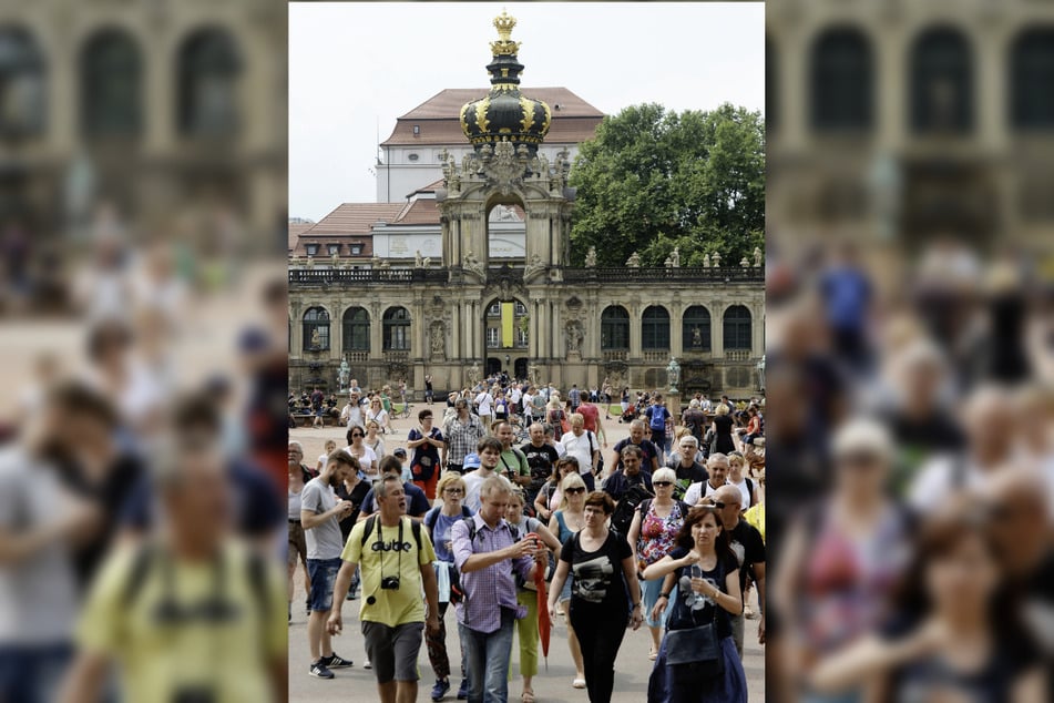 Sollen wieder mehr in Sachsen werden: ausländische Touristen, wie hier 2018 in Scharen am Dresdner Zwinger.