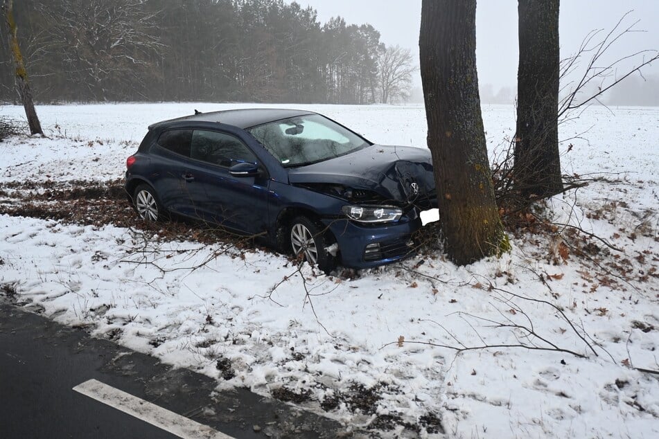 Der 19-jährige Fahrer ist bei dem Unfall leicht verletzt worden.