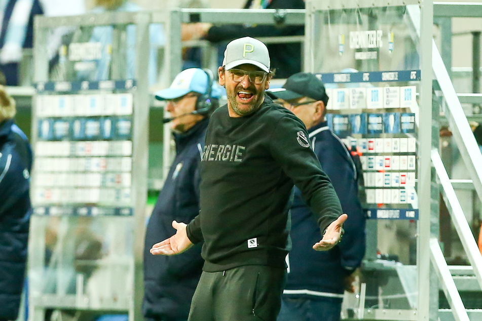Da wütet er: "Pele" Wollitz (56) ist sichtlich unzufrieden mit sich und der Welt. Er fühlte sich - mal wieder - benachteiligt.