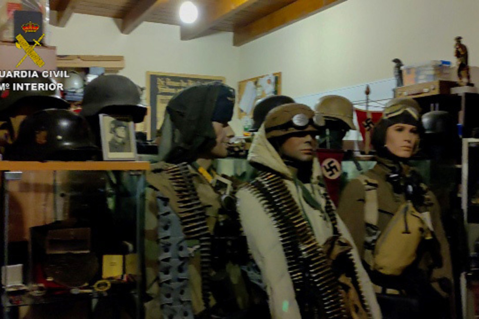 Die Polizei fand zahlreiche Nazi-Utensilien.