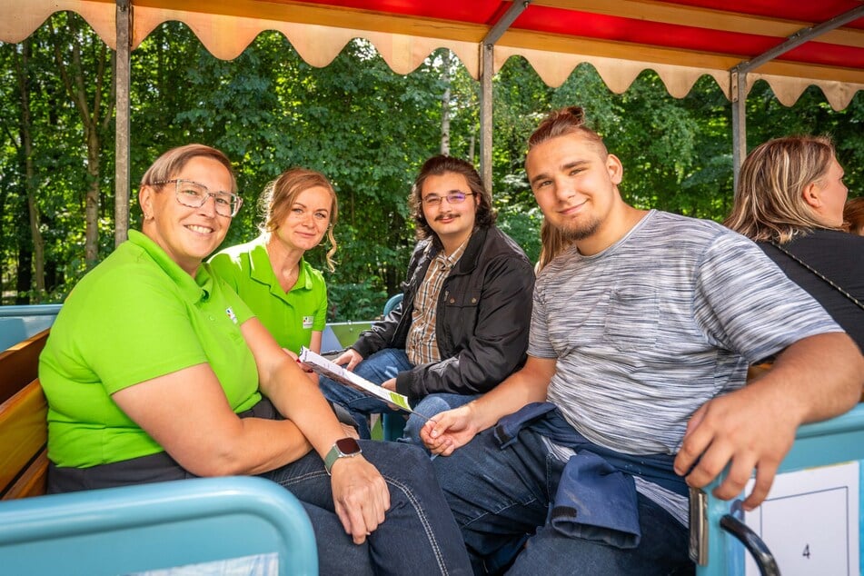 Jana Henkelmann (57, v.l.) und Anna Salbut (46) von der BUG Verkehrsbau SE sprechen mit Ulrico Böse (19) und Vincent Schütze (18) über Jobperspektiven.