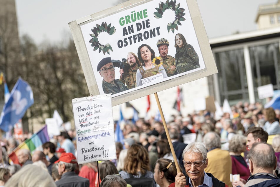 Ostermarsch in Berlin: Tausende demonstrieren gegen Waffenlieferung in die Ukraine