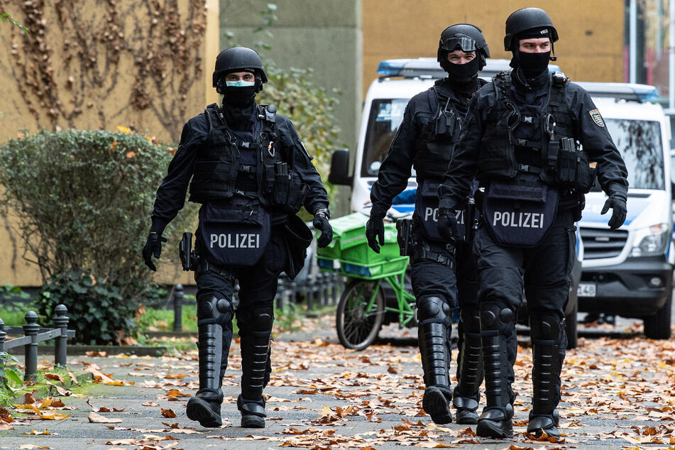 Immer wieder verübt die Berliner Polizei Razzien im Clan-Milieu, wie im November vergangenen Jahres nach dem spektakulären Dresdner Juwelendiebstahls. (Archivbild)