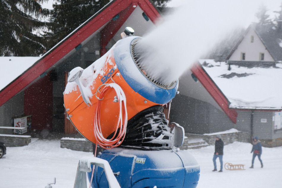 Schneekanonen sind wichtig für den Skibetrieb in Bayern. Doch Umweltschützern sind sie ein Dorn im Auge.