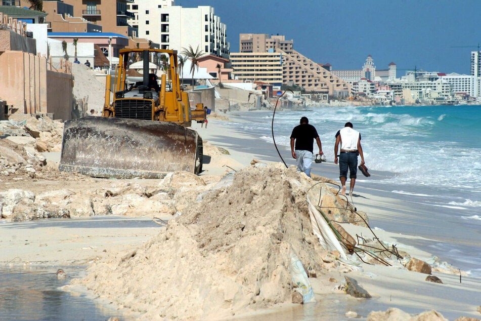 Müllsäcke statt Meerblick, Baggerberge statt Badestrand: Reisemängel müssen beim Veranstalter reklamiert werden.