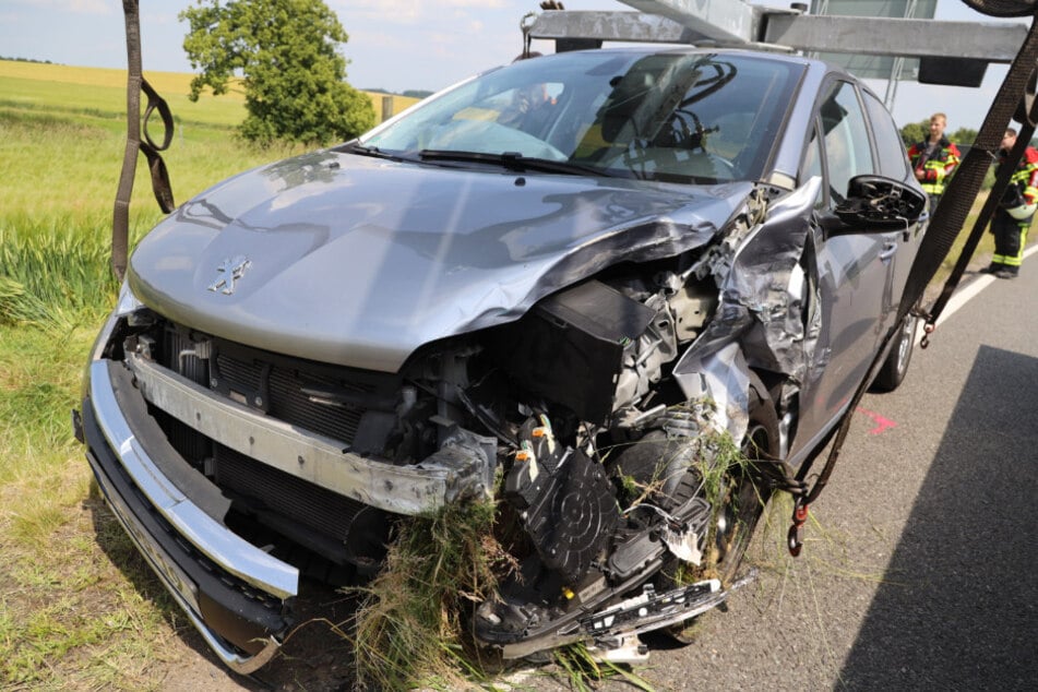 Der Peugeot war nach dem Unfall nicht mehr fahrbereit.