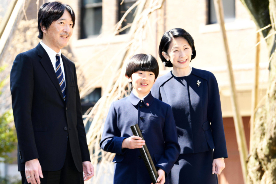 Kronprinz Fumihito (54) und Prinzessin Kiko (53) mit ihrem Sohn Hisahito (13). Die beiden Männer sind die letzten verbliebenen Erben der Kaiserfamilie.