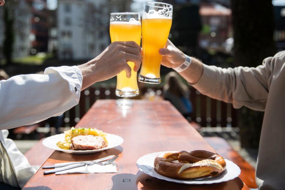 Zu Pfingsten ein Bier draußen im Biergarten trinken? Das könnte mancherorts klappen. (Symbolbild)
