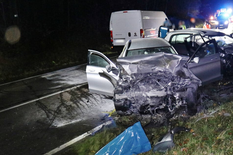 Senior stirbt bei Karambolage auf Landstraße: Zwei weitere Personen verletzt