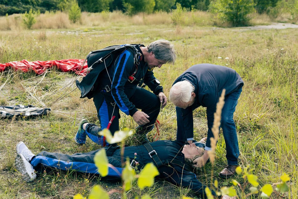 Elsa Schwarz bricht nach einem Fallschirmsprung zusammen.