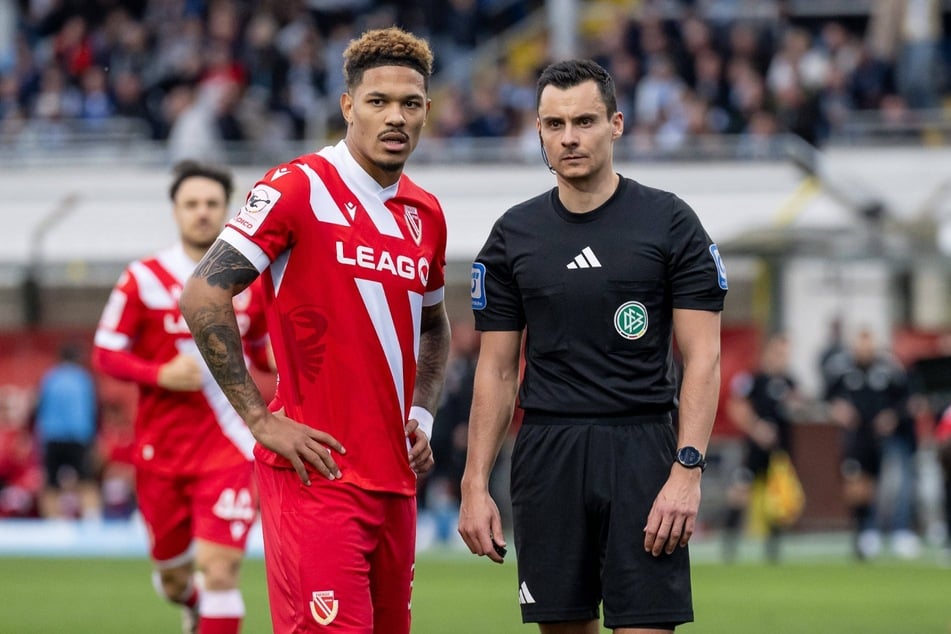 Schiedsrichter Konrad Oldhafer (r.) suchte das Gespräch mit Justin Butler.