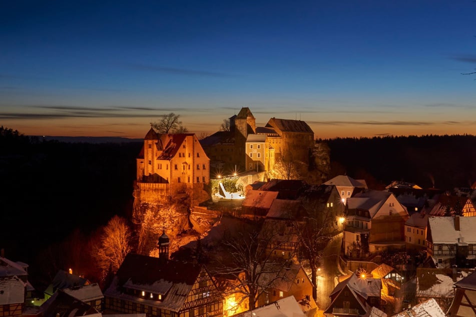 Am Sonntag darf sich Groß und Klein über das Märchenfunkeln der Burg Hohnstein freuen.