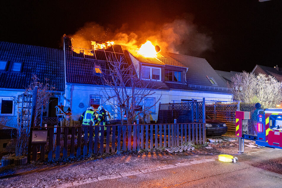 Meterhohe Flammen: Haus nach Dachstuhlbrand unbewohnbar