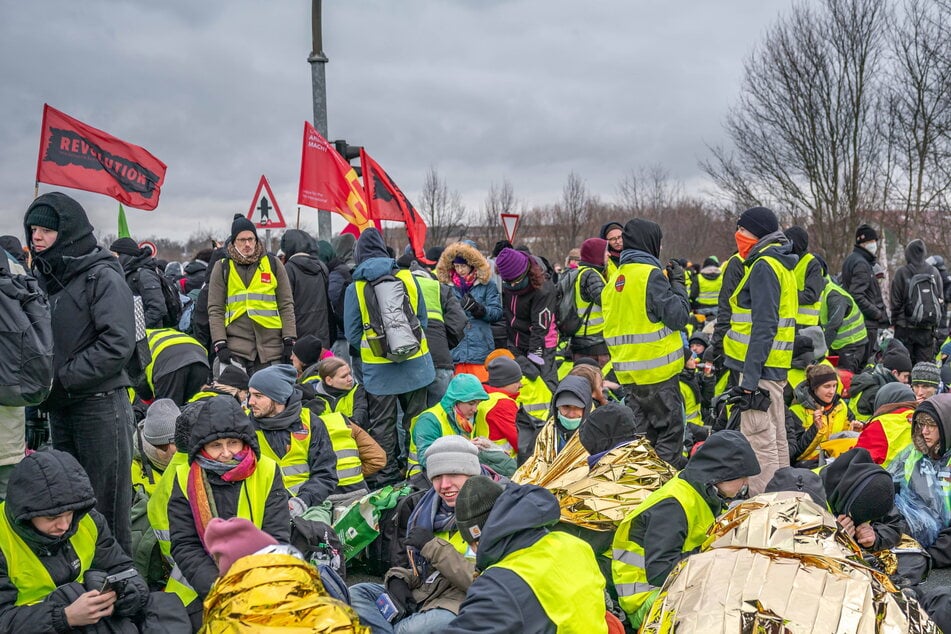 Mit einer Sitzblockade wollten Demonstranten die Anfahrt zum AfD-Parteitag erschweren.