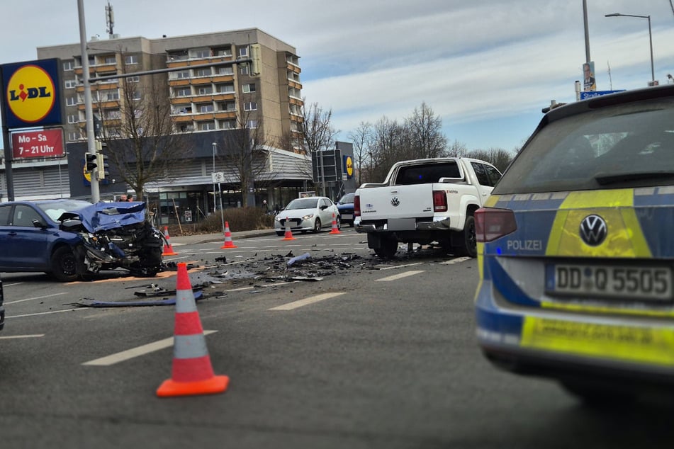 Auf der Kreuzung Großmiltitzer Straße, Lützner Straße/B87 und der Straße am See in Leipzig-Miltitz ist es am Samstag zu einem schweren Unfall gekommen.