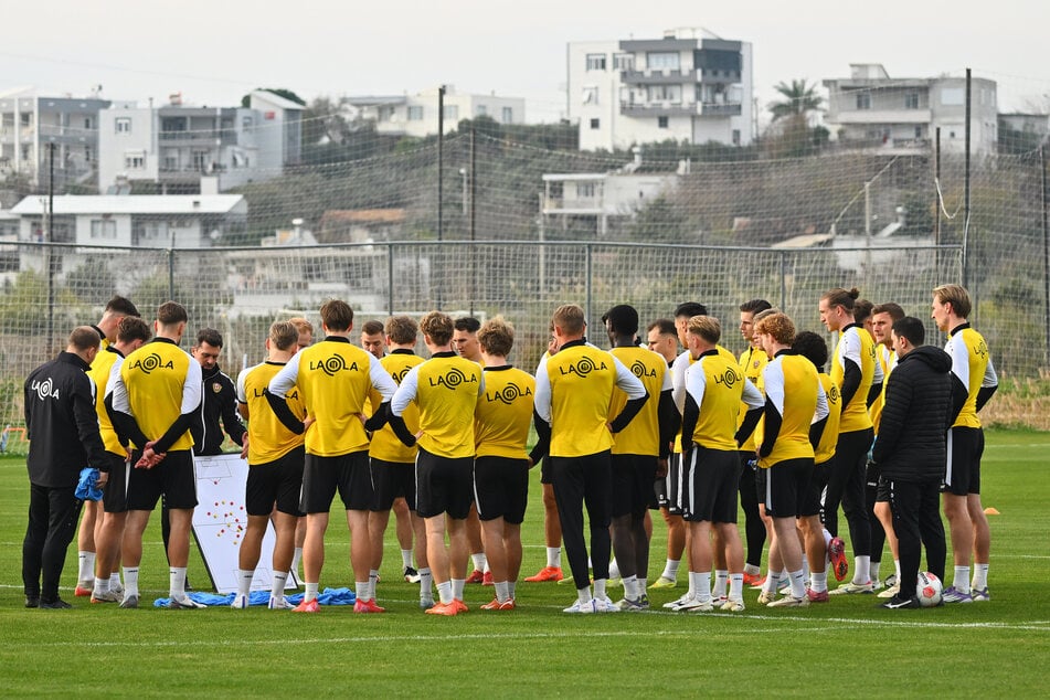Das Testspiel gegen den FC Aarau wird jetzt auf dem Dynamo-Trainingsplatz stattfinden.