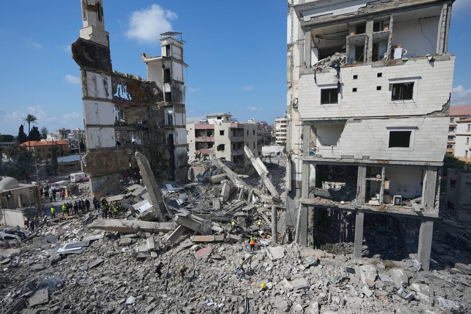 Sidon: Rettungskräfte versammeln sich vor einem zerstörten religiösen Komplex, der bei einem israelischen Luftangriff in der südlichen Hafenstadt Sidon getroffen wurde.