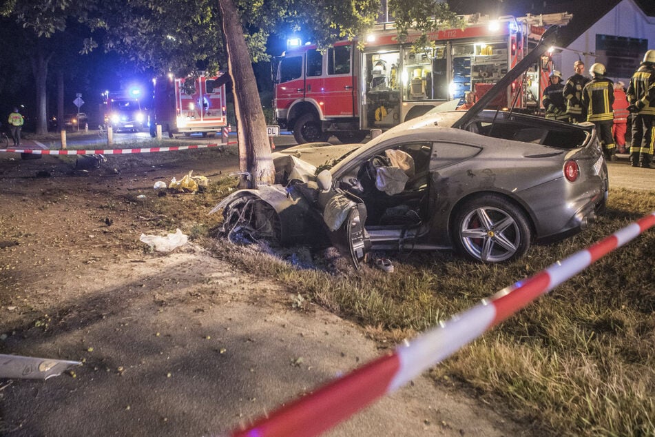 Ferrari kracht frontal in Baum: Zwei Verletzte, darunter ein Kind