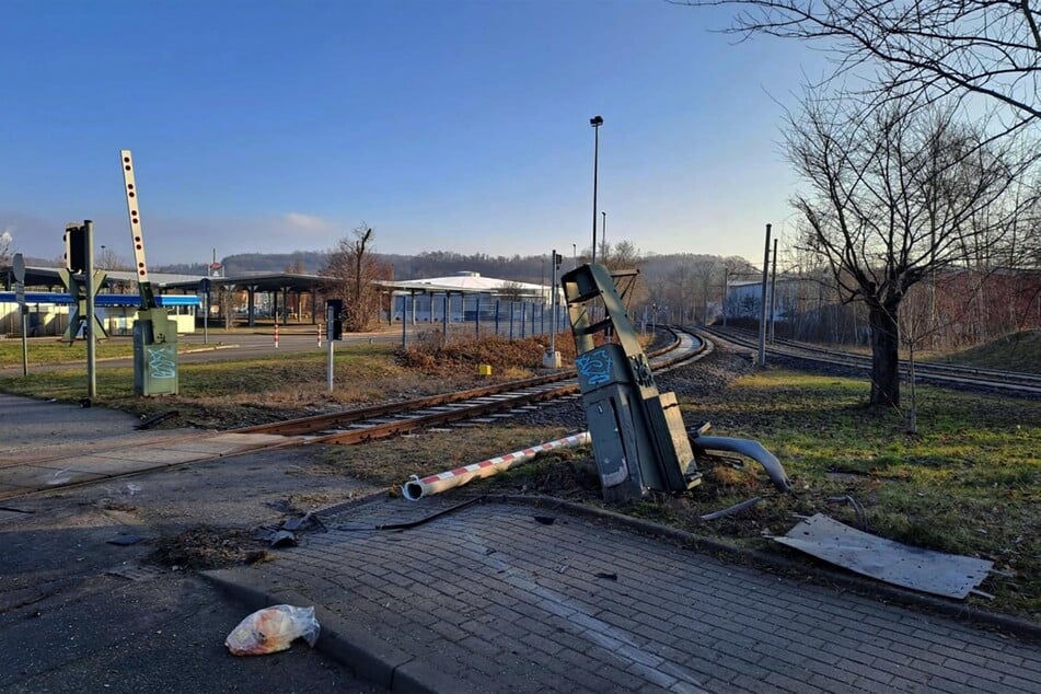 Durch den Unfall entstand Sachschaden in Höhe von 60.000 Euro. Die Schranke ist nun bis auf Weiteres außer Betrieb.
