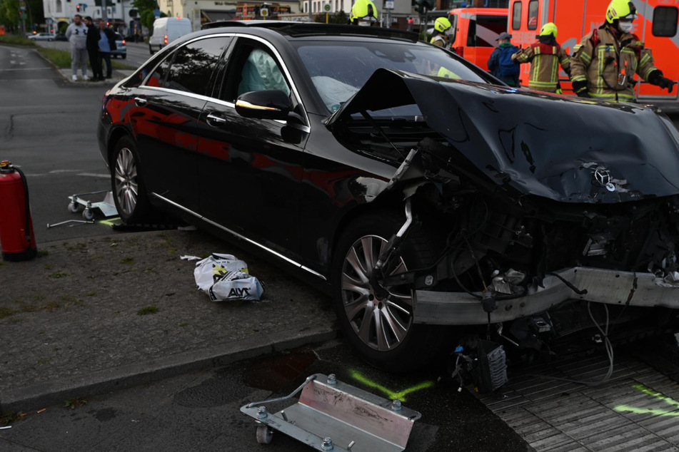Der Mercedes-Fahrer (20) klagte über Kopfschmerzen. Sein Beifahrer blieb unverletzt.