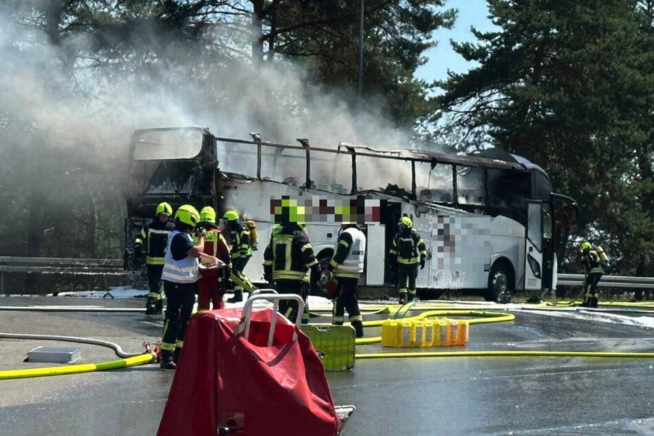 Während der Fahrt auf der A24 bei Walsleben (Ostprignitz-Ruppin) fing ein Reisebus Feuer.