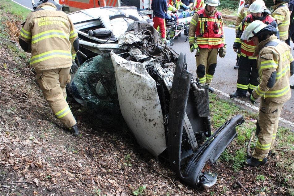 Auf der L296 ist ein 21-Jähriger mit seinem Opel gegen einen Baum gekracht.