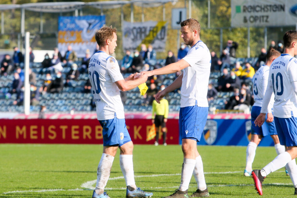 Rene Lange (31, l.) überreicht Dennis Slamar (26, M.) die Kapitänsbinde. (Archiv)